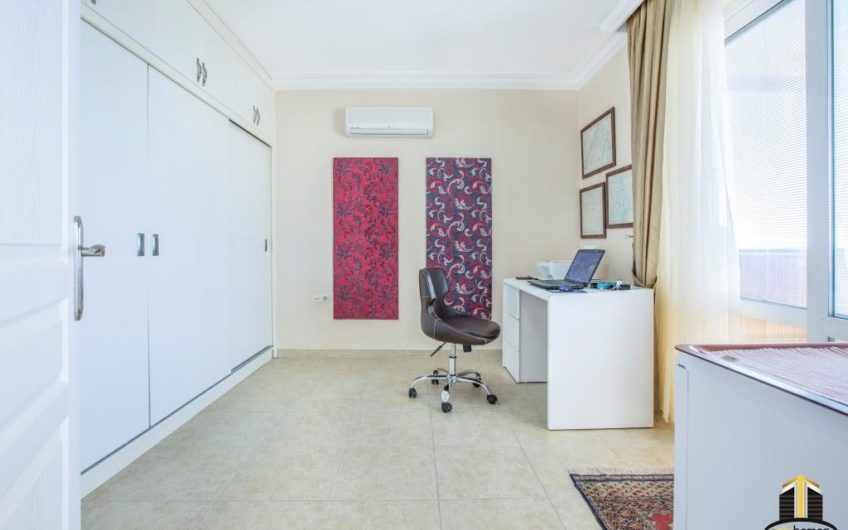 King size at first sea line in Mahmutlar