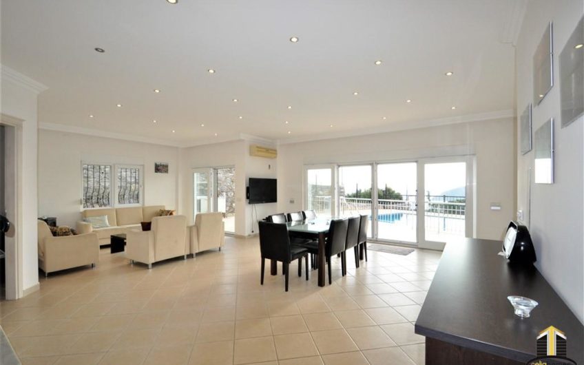 King size at first sea line in Mahmutlar