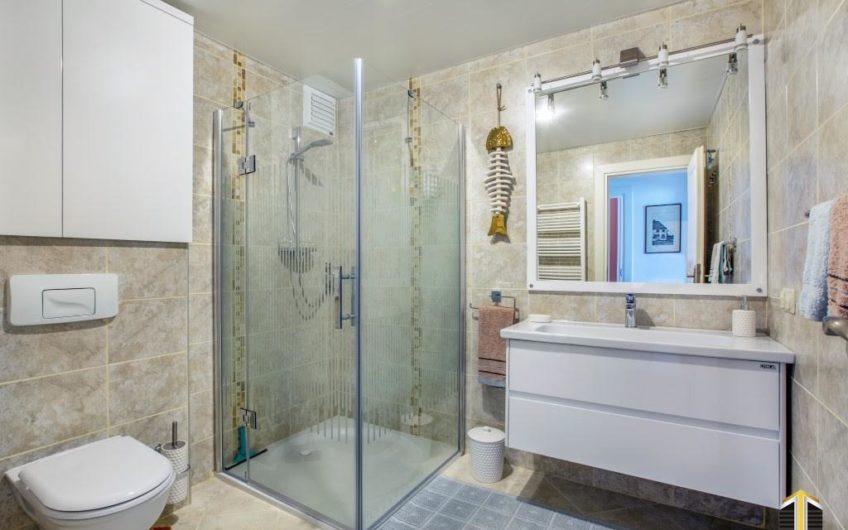 King size at first sea line in Mahmutlar