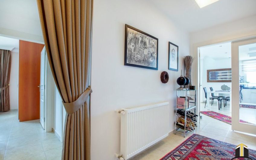 King size at first sea line in Mahmutlar