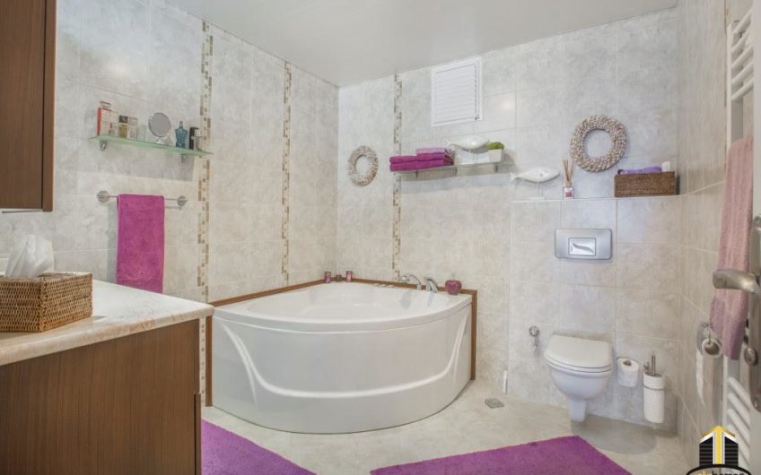 King size at first sea line in Mahmutlar