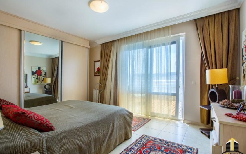 King size at first sea line in Mahmutlar