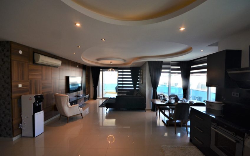 Tasarım yenilemeli, deniz kenarında geniş üç odalı penthouse