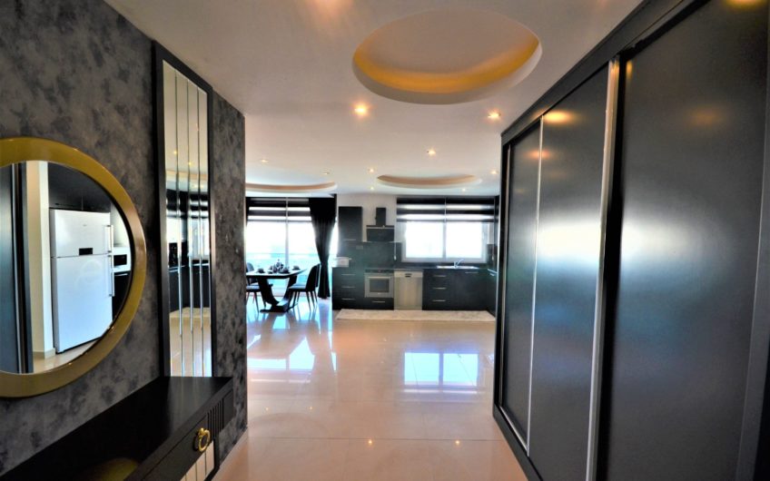 Tasarım yenilemeli, deniz kenarında geniş üç odalı penthouse