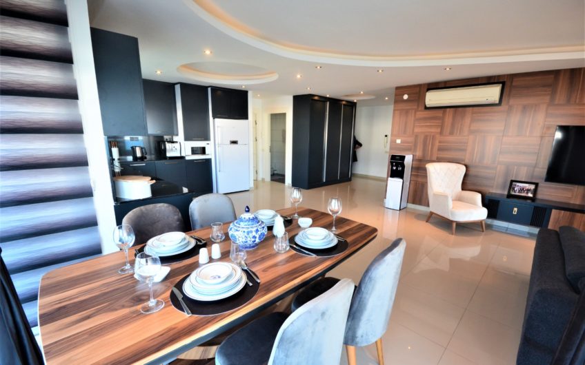 Tasarım yenilemeli, deniz kenarında geniş üç odalı penthouse
