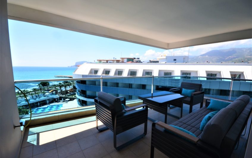 Tasarım yenilemeli, deniz kenarında geniş üç odalı penthouse