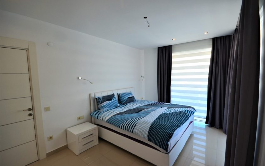 Tasarım yenilemeli, deniz kenarında geniş üç odalı penthouse