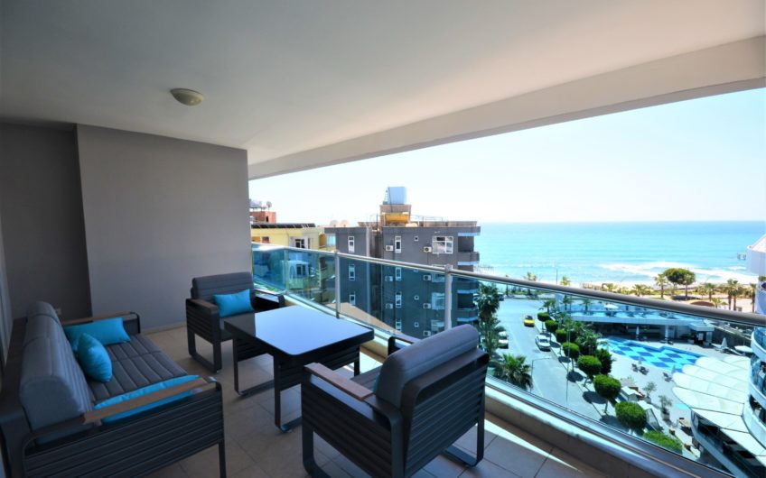 Tasarım yenilemeli, deniz kenarında geniş üç odalı penthouse