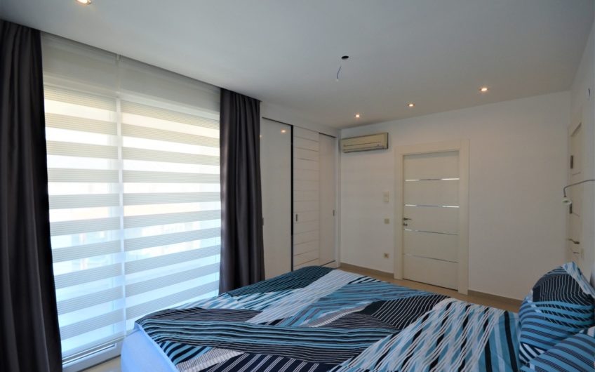 Tasarım yenilemeli, deniz kenarında geniş üç odalı penthouse