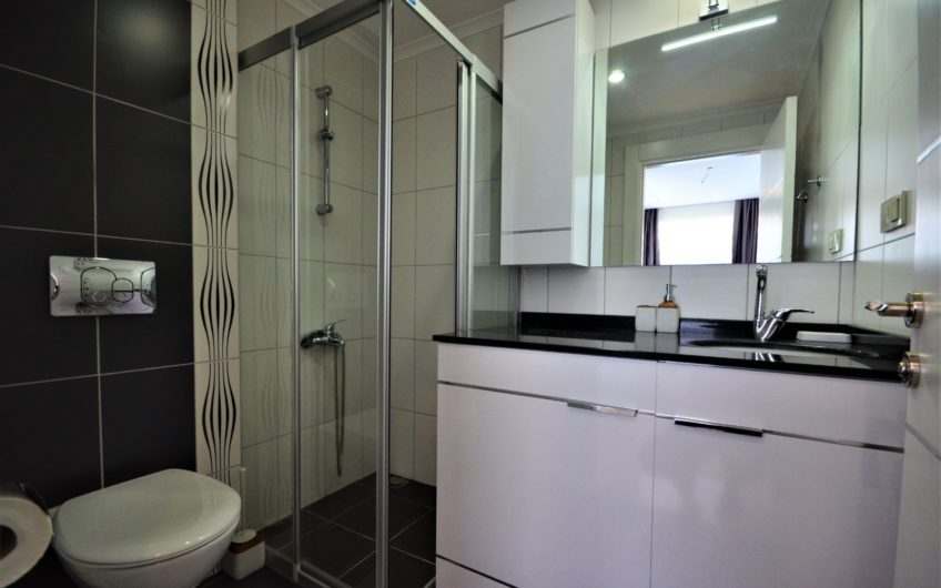 Tasarım yenilemeli, deniz kenarında geniş üç odalı penthouse