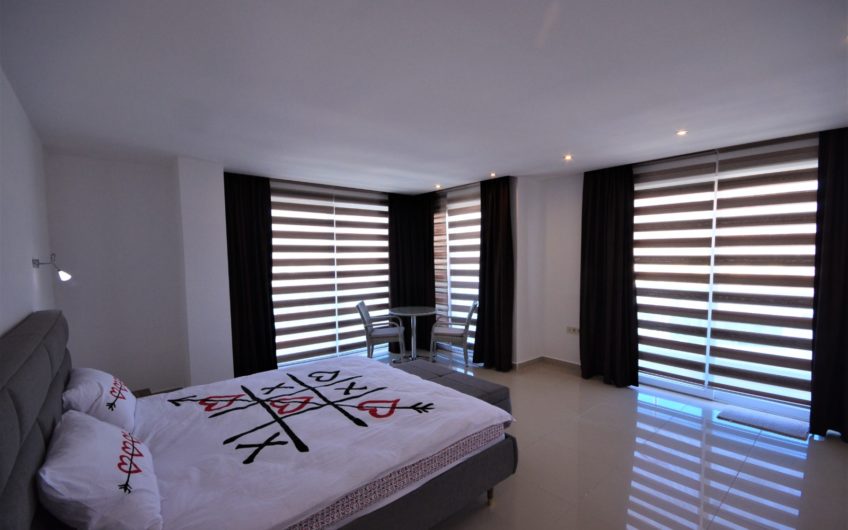 Tasarım yenilemeli, deniz kenarında geniş üç odalı penthouse