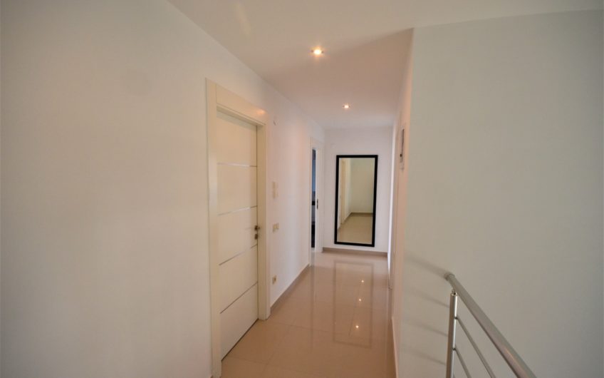 Tasarım yenilemeli, deniz kenarında geniş üç odalı penthouse