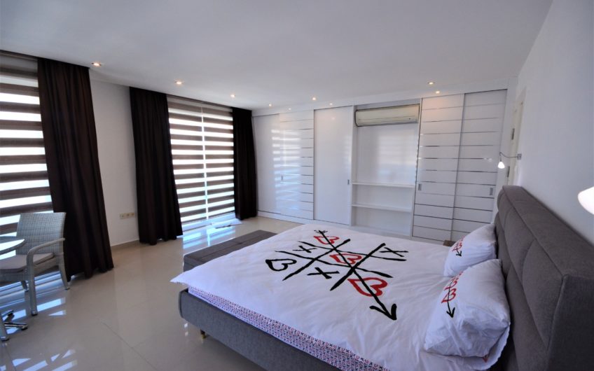 Tasarım yenilemeli, deniz kenarında geniş üç odalı penthouse