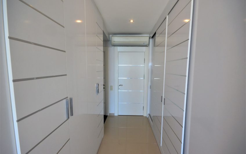 Tasarım yenilemeli, deniz kenarında geniş üç odalı penthouse