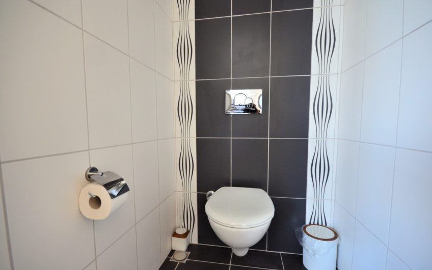 Tasarım yenilemeli, deniz kenarında geniş üç odalı penthouse