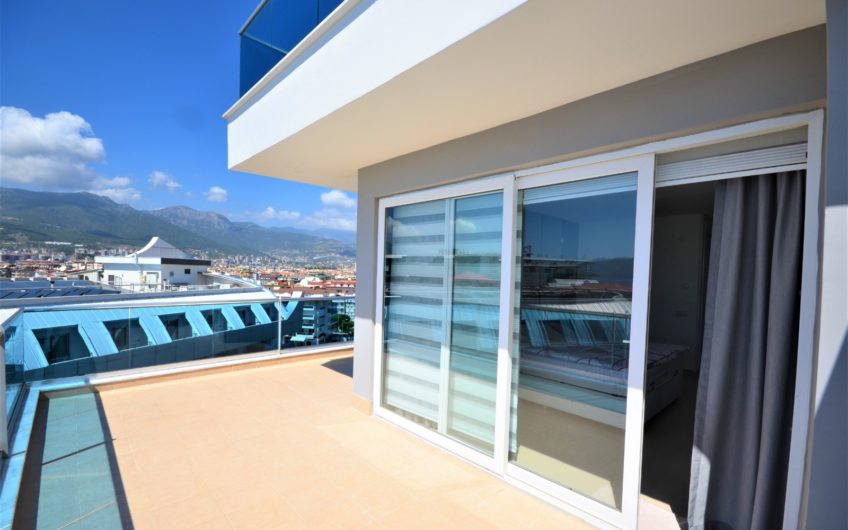 Tasarım yenilemeli, deniz kenarında geniş üç odalı penthouse