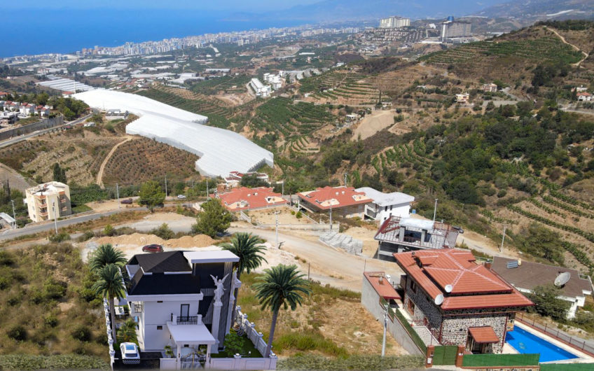 Lyxig villa med havsutsikt, i Kargicak-området bland pinjeträd och omgiven av berg!